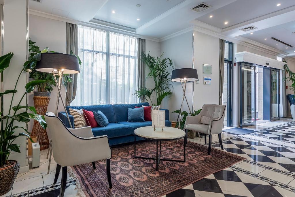 Queen's Court Hotel & Residence - 15