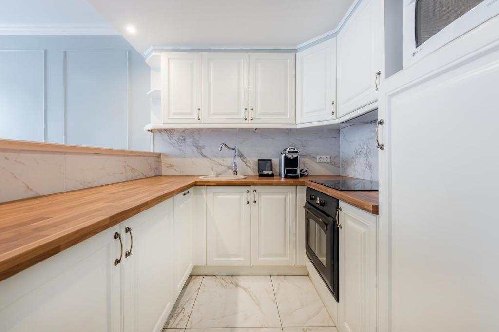 Queen's Court Hotel & Residence - 32