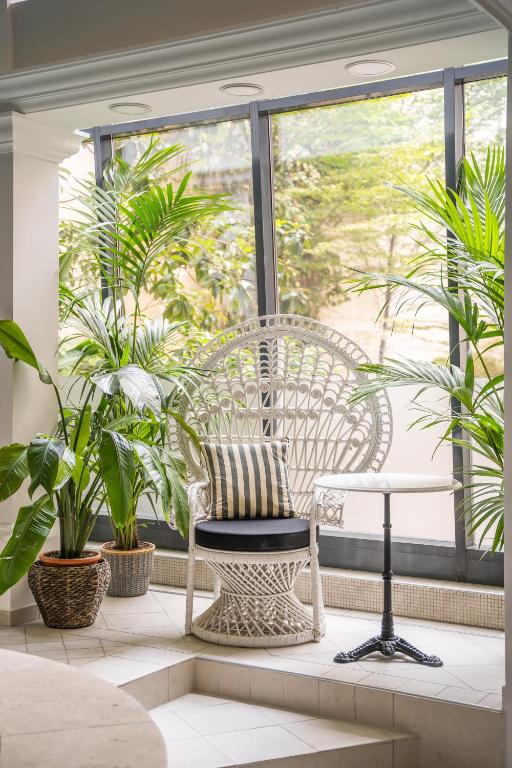 Queen's Court Hotel & Residence - 16