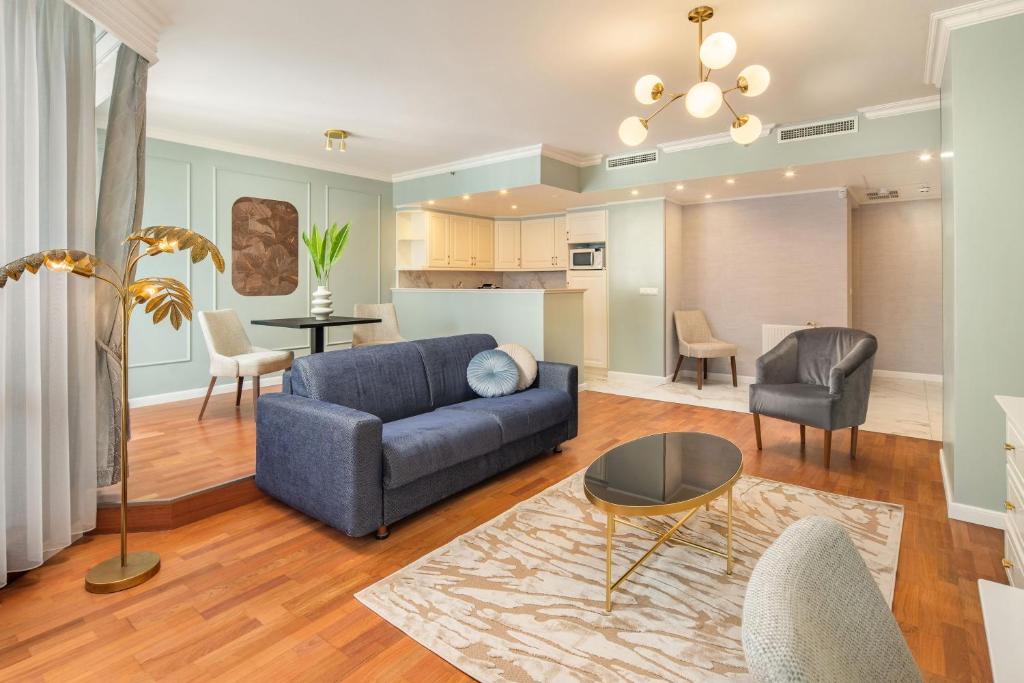 Queen's Court Hotel & Residence - 34