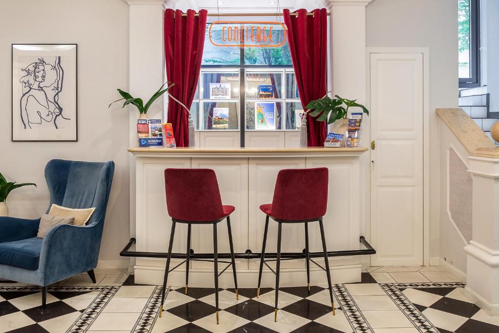 Queen's Court Hotel & Residence - 22