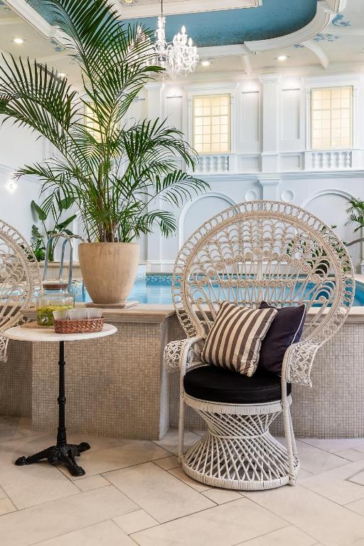 Queen's Court Hotel & Residence - 20