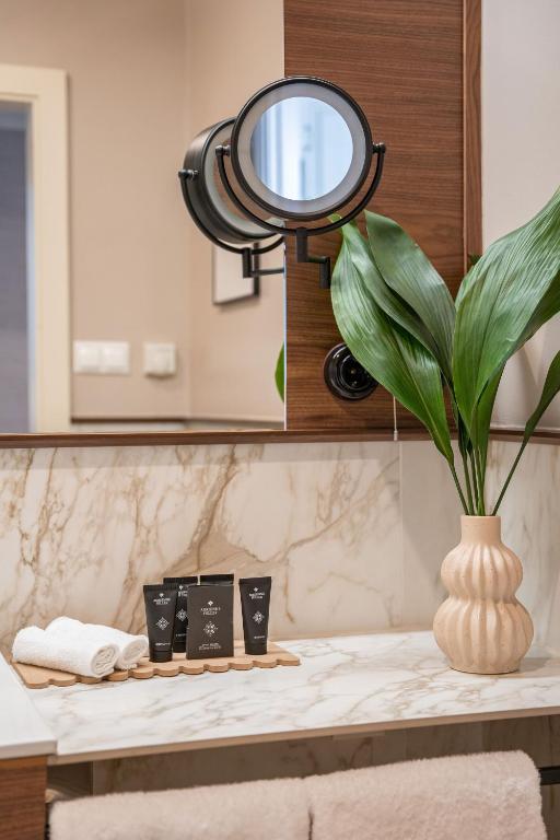 Queen's Court Hotel & Residence - 37