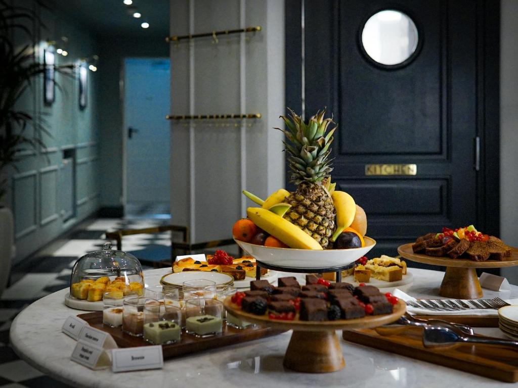 Queen's Court Hotel & Residence - 11