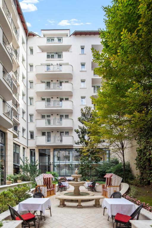 Queen's Court Hotel & Residence - 14