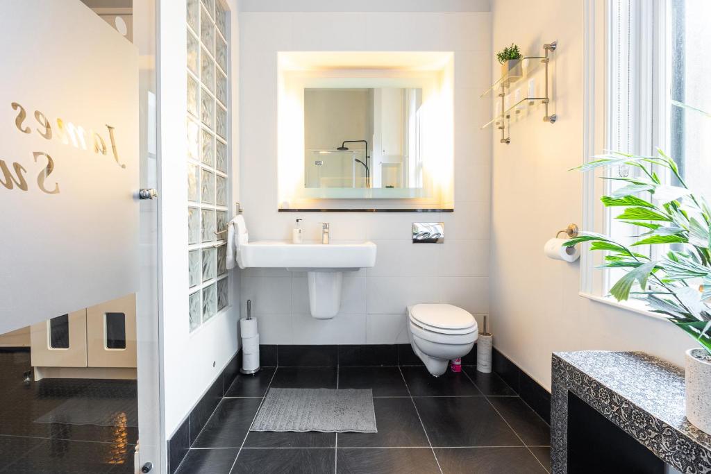 The Merchant House - 12