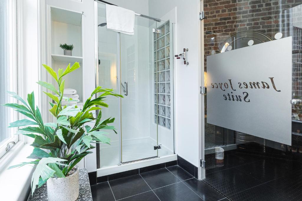 The Merchant House - 11