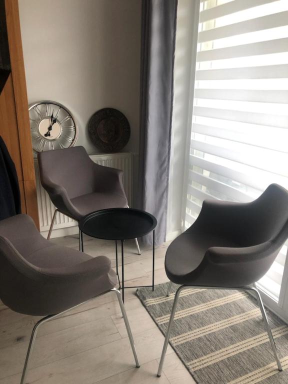 Mieszkanie 46m2 - 2 pokojowe z ogródkiem , WIFI , Bezpłatny parking nr 126, Szybkie połączenie z lotniskiem, autobus 120 - 2