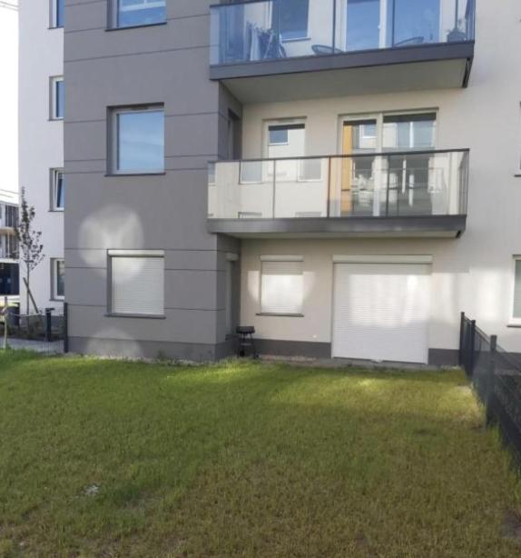 Mieszkanie 46m2 - 2 pokojowe z ogródkiem , WIFI , Bezpłatny parking nr 126, Szybkie połączenie z lotniskiem, autobus 120 - 6
