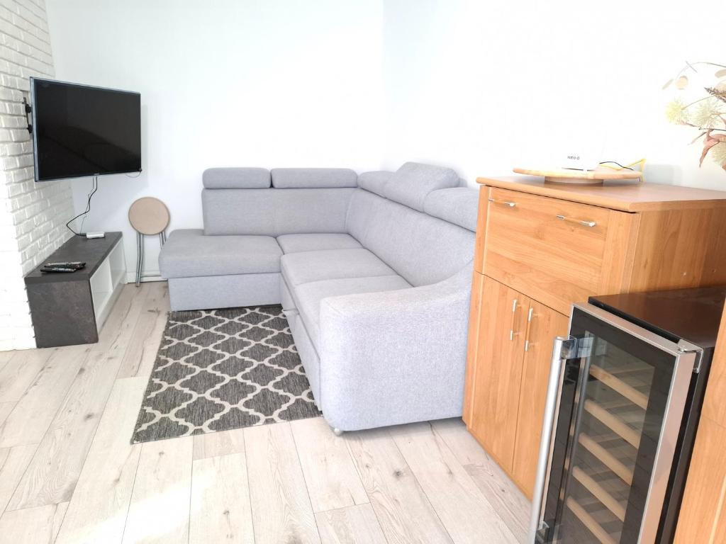 Mieszkanie 46m2 - 2 pokojowe z ogródkiem , WIFI , Bezpłatny parking nr 126, Szybkie połączenie z lotniskiem, autobus 120 - 4