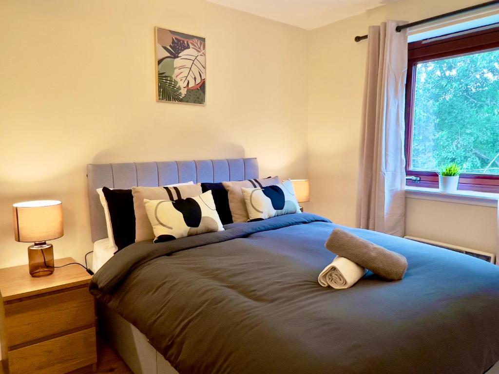 Garden-View 2BR Apartment - Free Parking & WiFi - 24