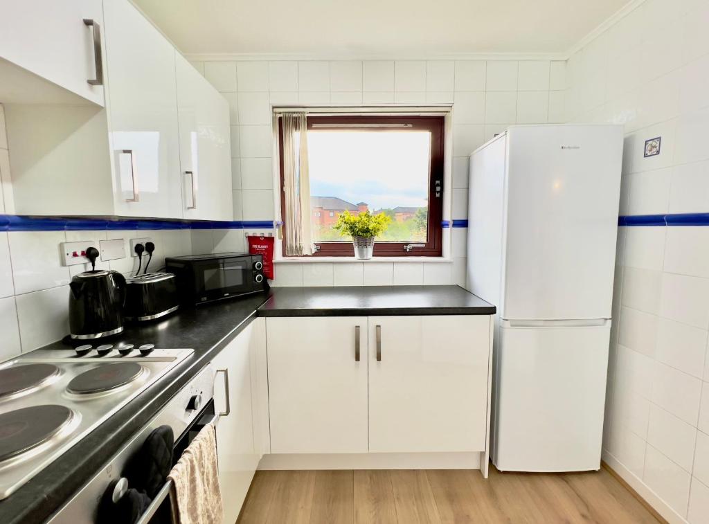 Garden-View 2BR Apartment - Free Parking & WiFi - 11