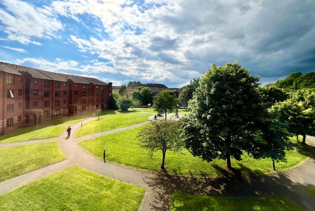 Garden-View 2BR Apartment - Free Parking & WiFi - 6