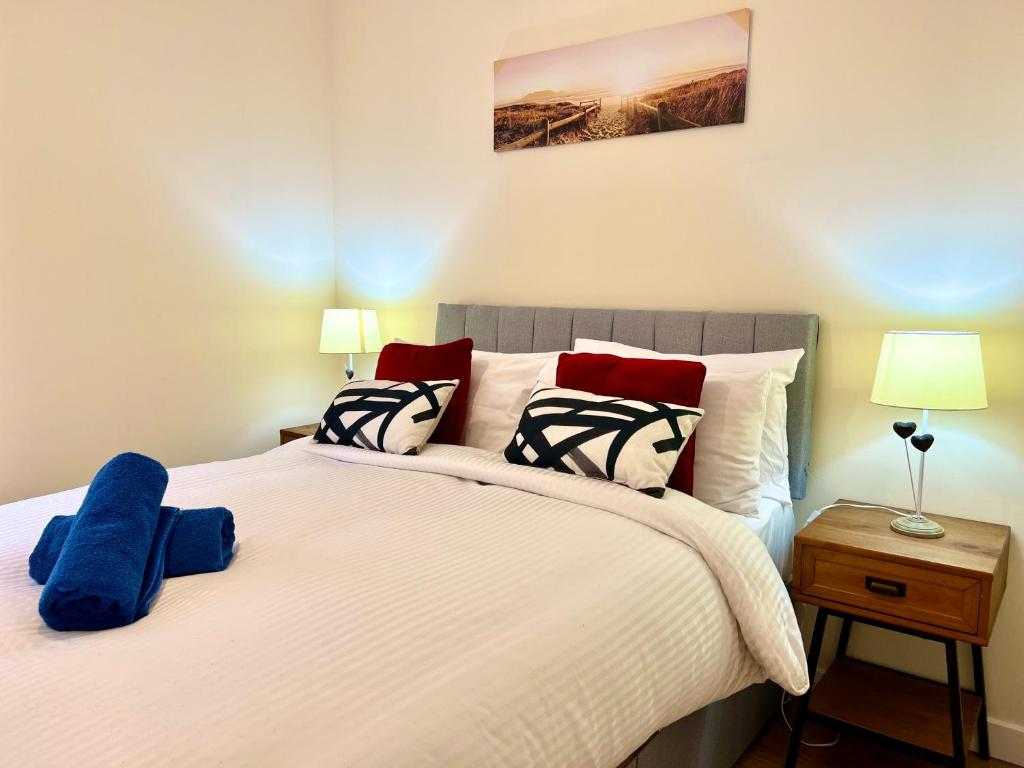 Garden-View 2BR Apartment - Free Parking & WiFi - 39