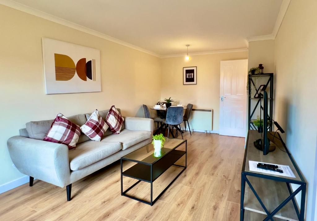 Garden-View 2BR Apartment - Free Parking & WiFi - 23