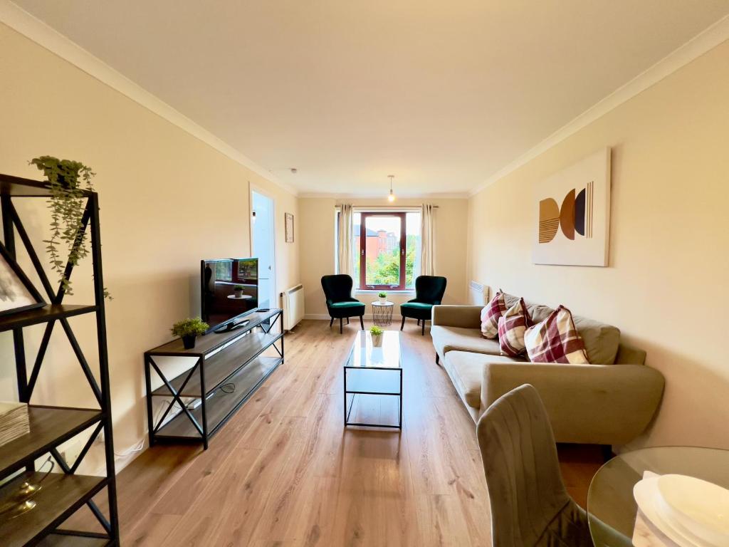 Garden-View 2BR Apartment - Free Parking & WiFi - 5