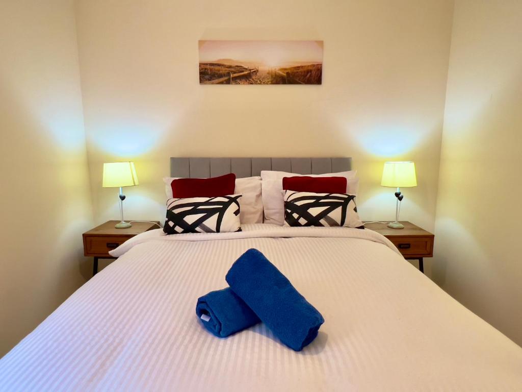 Garden-View 2BR Apartment - Free Parking & WiFi - 17