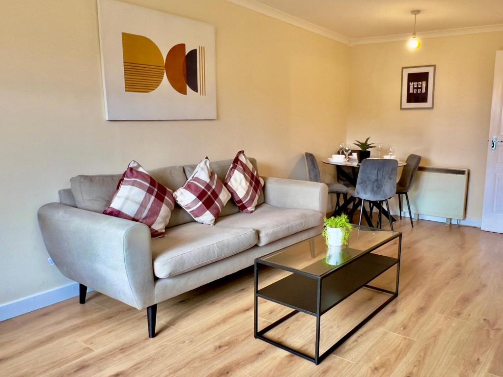 Garden-View 2BR Apartment - Free Parking & WiFi - 12