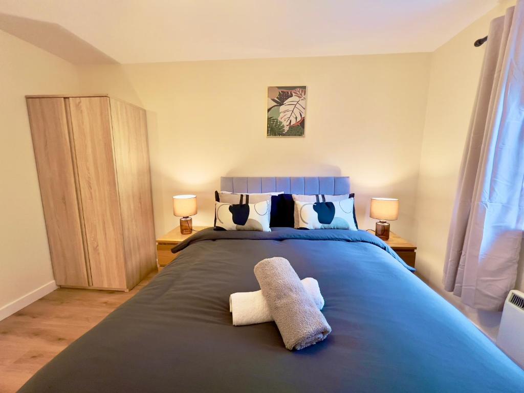 Garden-View 2BR Apartment - Free Parking & WiFi - 2