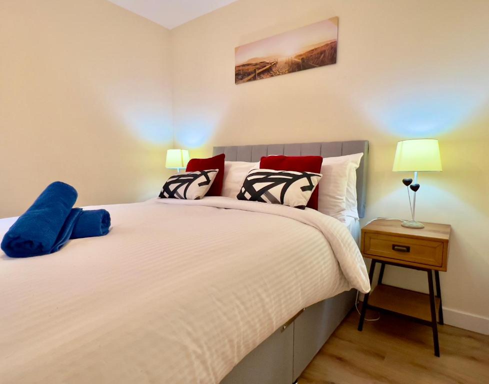 Garden-View 2BR Apartment - Free Parking & WiFi - 14