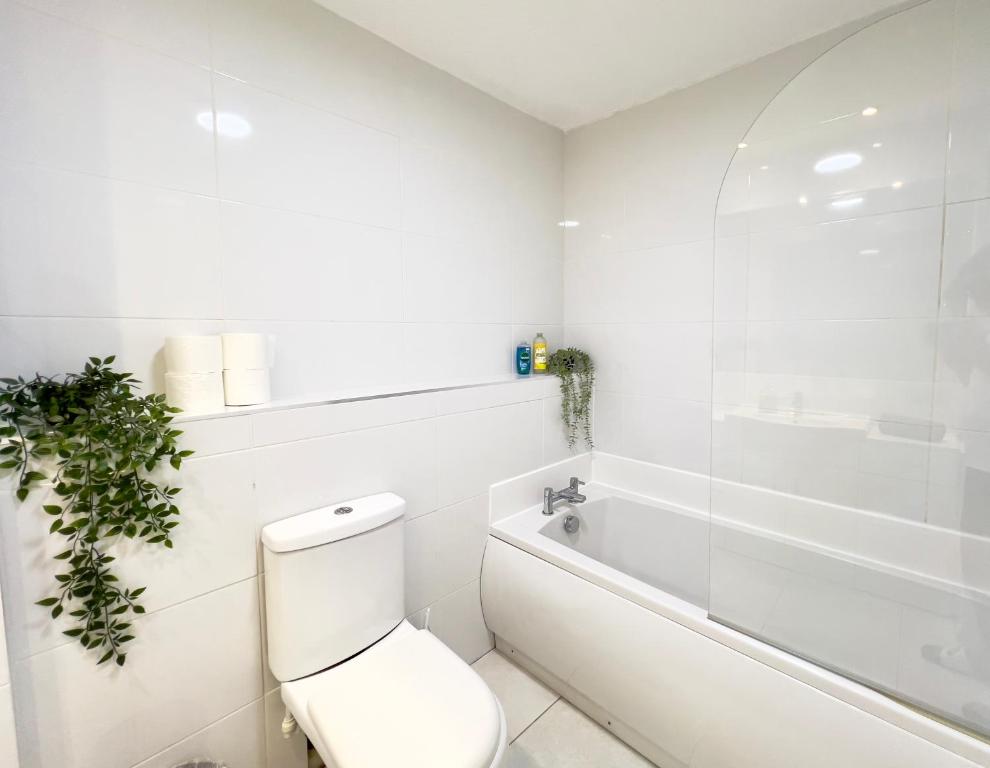 Garden-View 2BR Apartment - Free Parking & WiFi - 30