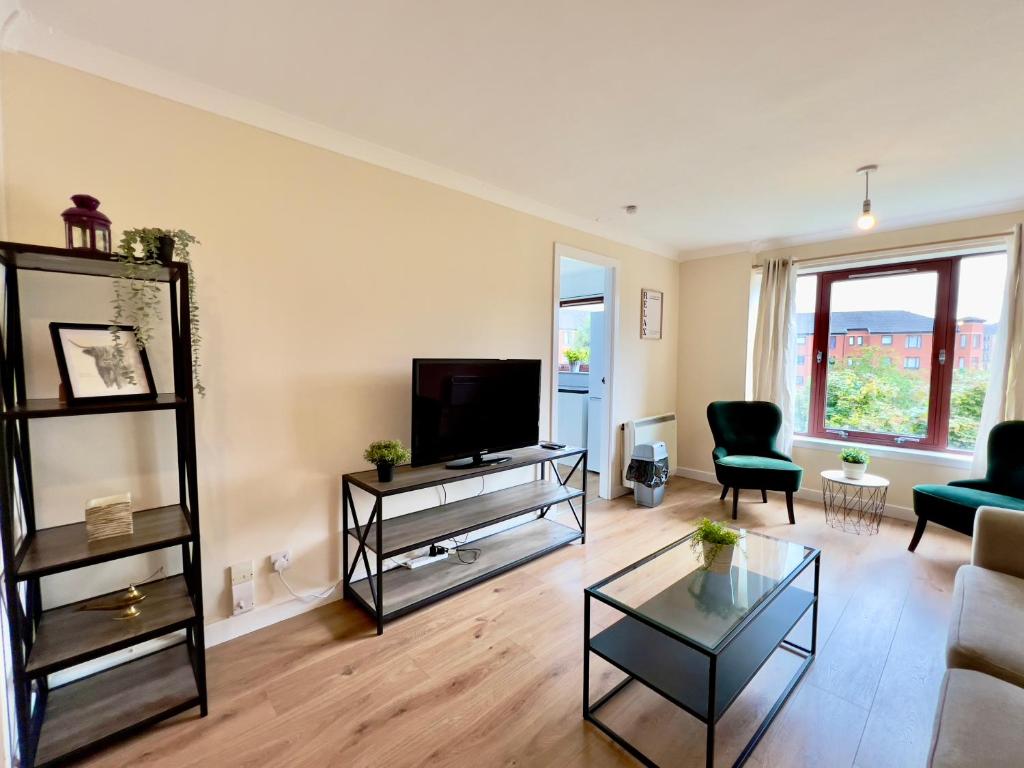 Garden-View 2BR Apartment - Free Parking & WiFi - 35