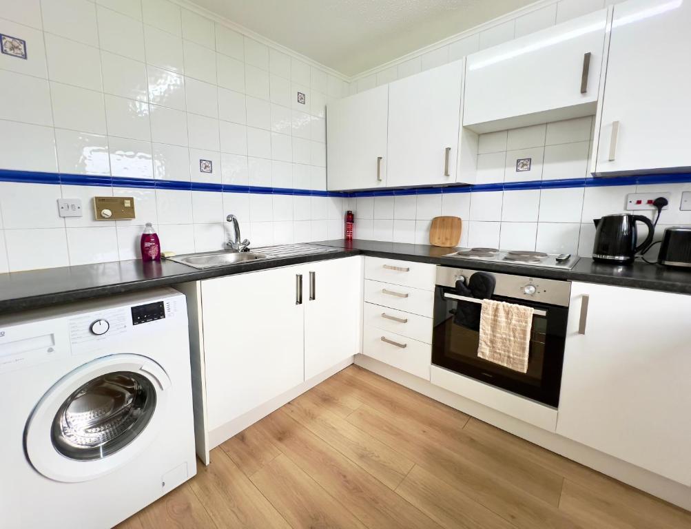 Garden-View 2BR Apartment - Free Parking & WiFi - 20