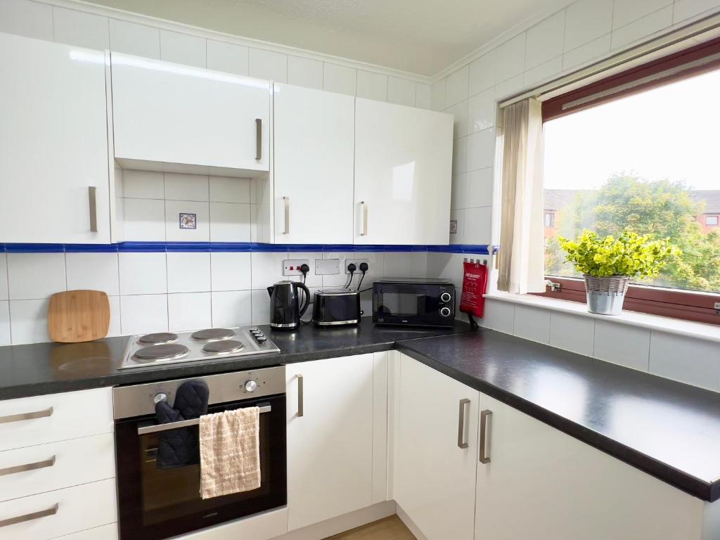 Garden-View 2BR Apartment - Free Parking & WiFi - 27