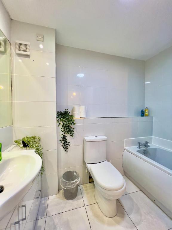 Garden-View 2BR Apartment - Free Parking & WiFi - 8