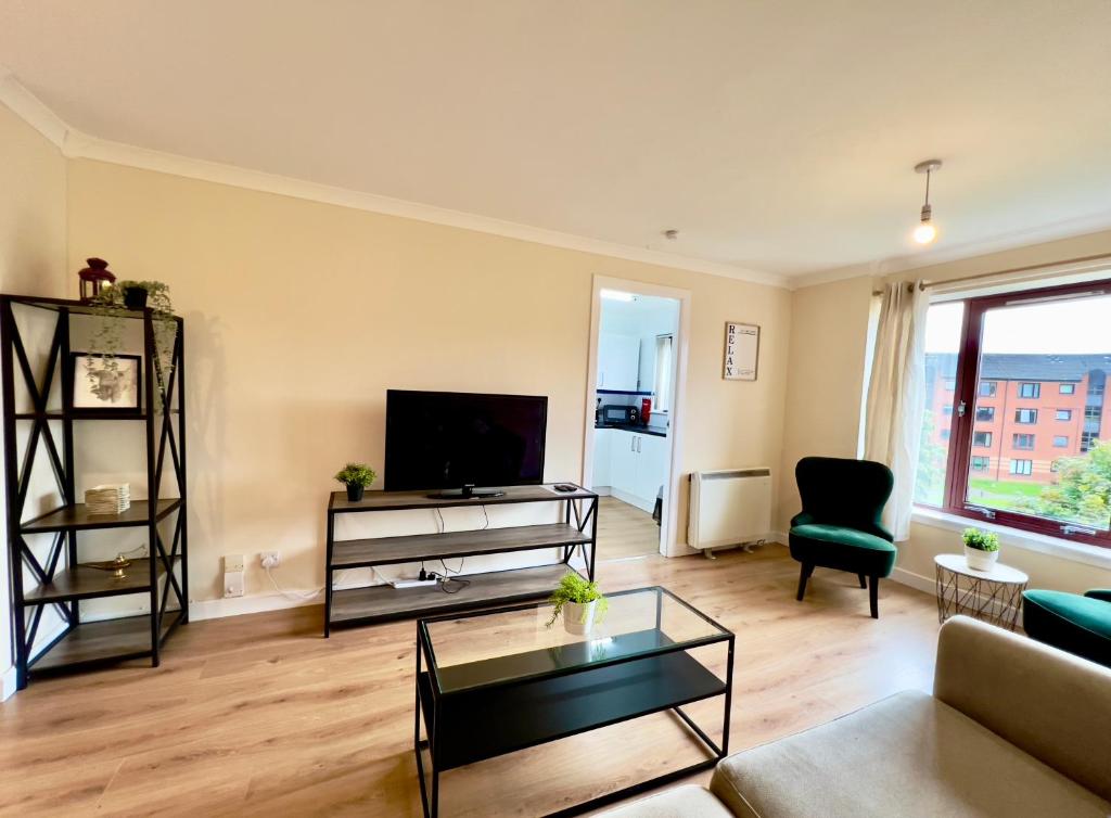 Garden-View 2BR Apartment - Free Parking & WiFi - 34