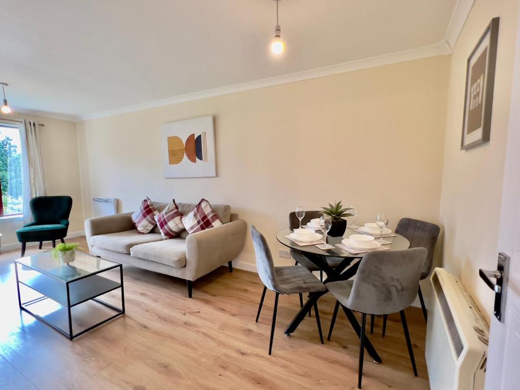 Garden-View 2BR Apartment - Free Parking & WiFi - 28