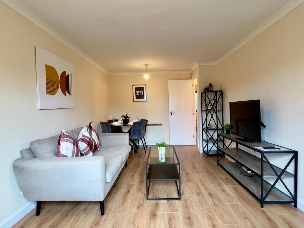 Garden-View 2BR Apartment - Free Parking & WiFi - 22