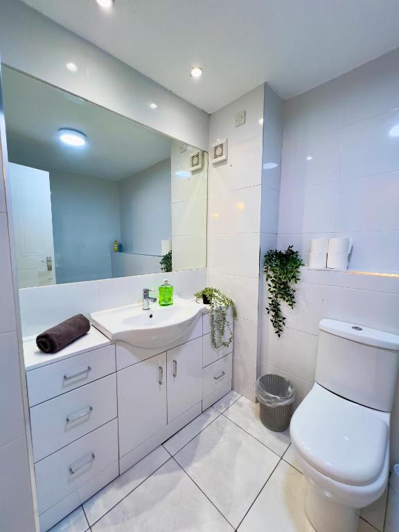 Garden-View 2BR Apartment - Free Parking & WiFi - 3