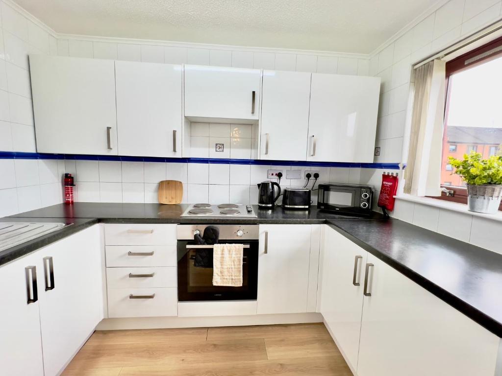 Garden-View 2BR Apartment - Free Parking & WiFi - 18