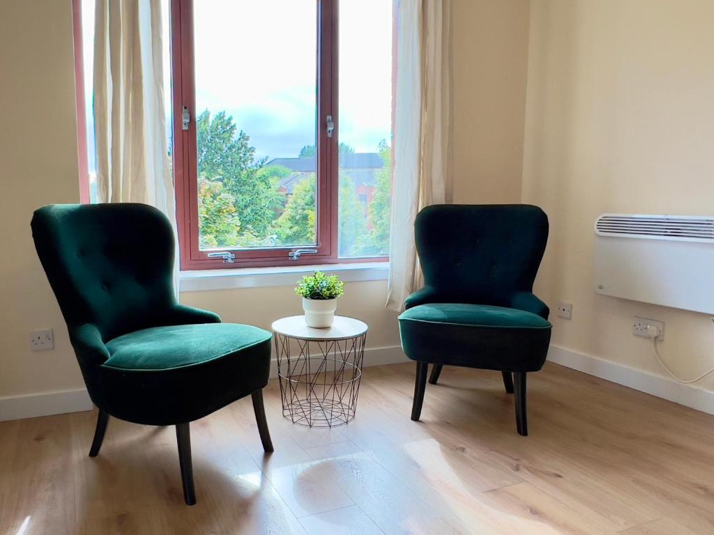 Garden-View 2BR Apartment - Free Parking & WiFi - 9