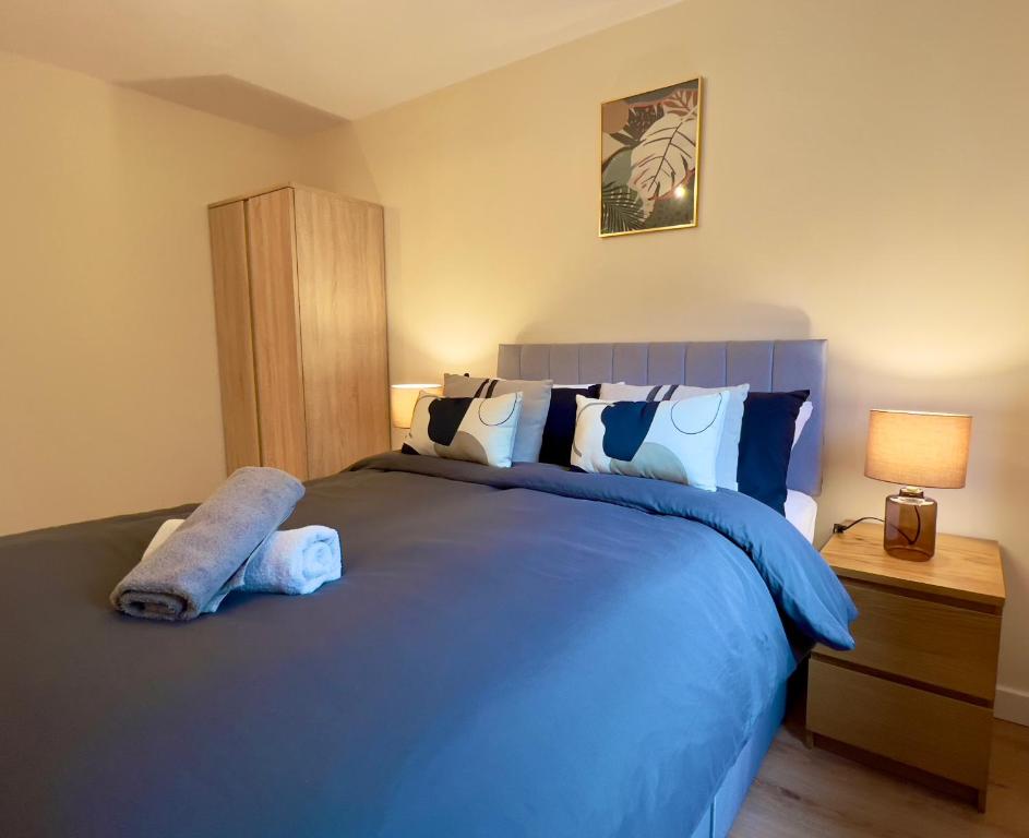 Garden-View 2BR Apartment - Free Parking & WiFi - 31