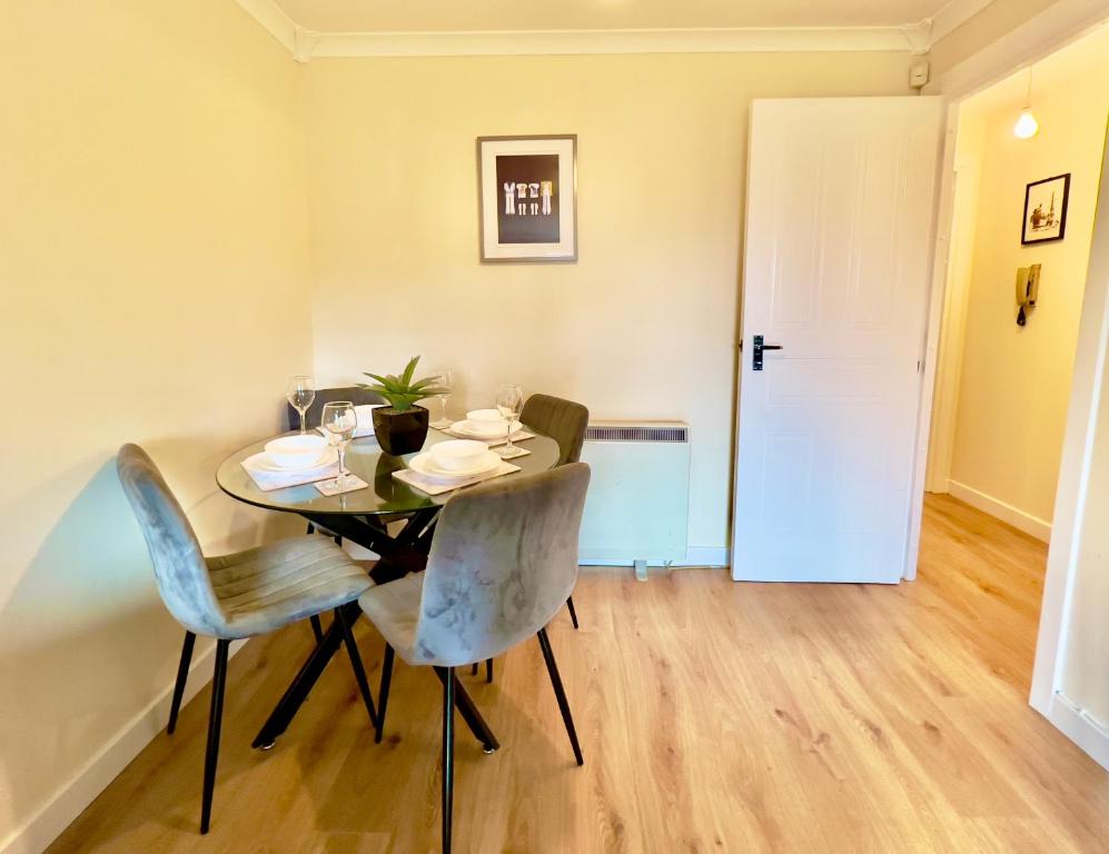 Garden-View 2BR Apartment - Free Parking & WiFi - 10