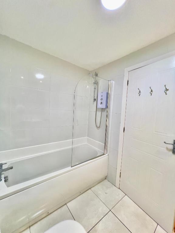 Garden-View 2BR Apartment - Free Parking & WiFi - 37