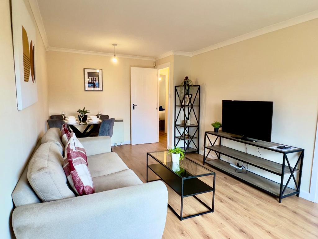 Garden-View 2BR Apartment - Free Parking & WiFi - 33