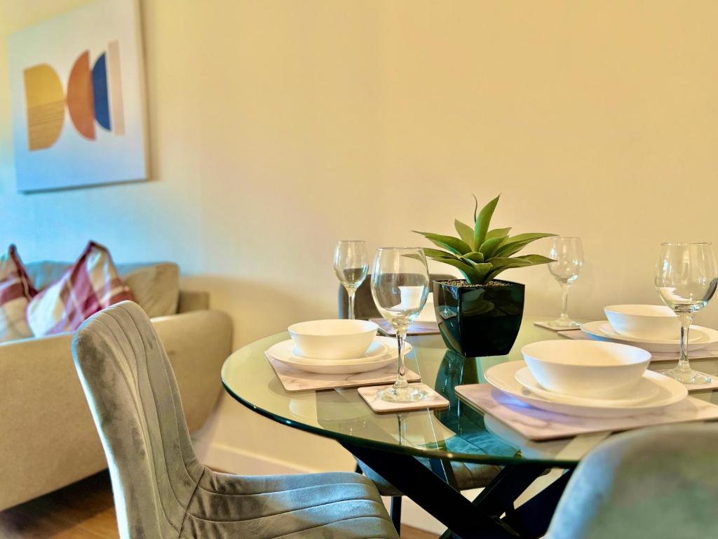 Garden-View 2BR Apartment - Free Parking & WiFi - 15