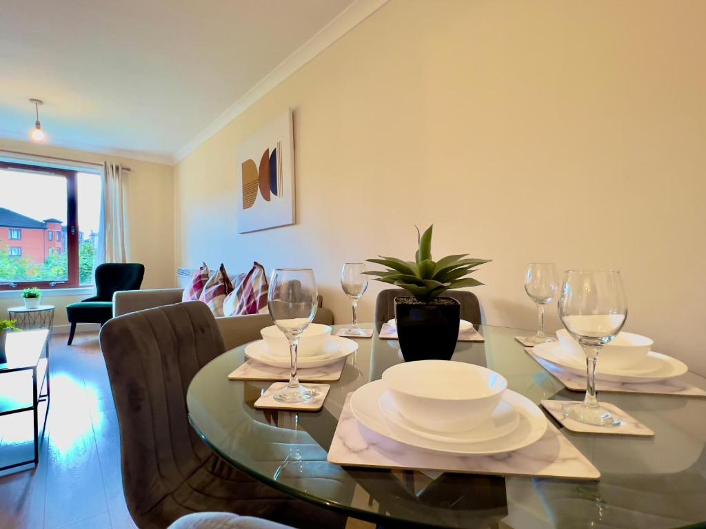 Garden-View 2BR Apartment - Free Parking & WiFi - 25