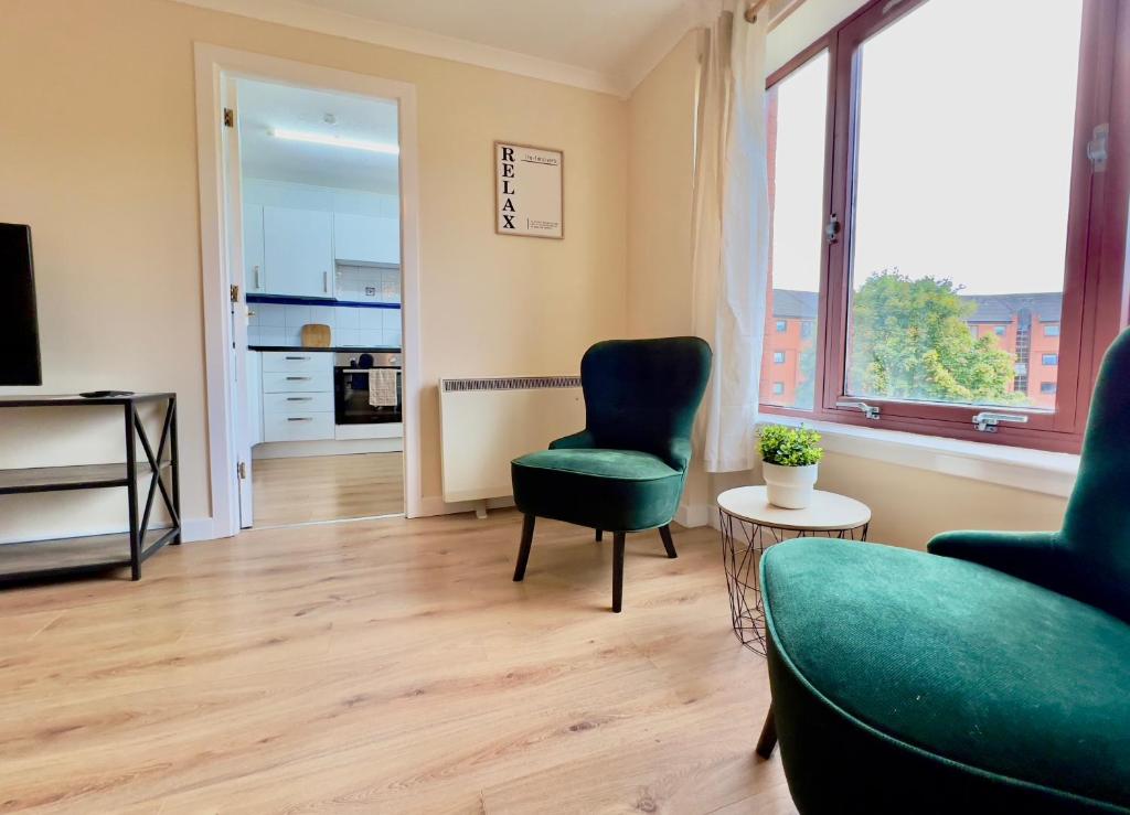 Garden-View 2BR Apartment - Free Parking & WiFi - 32