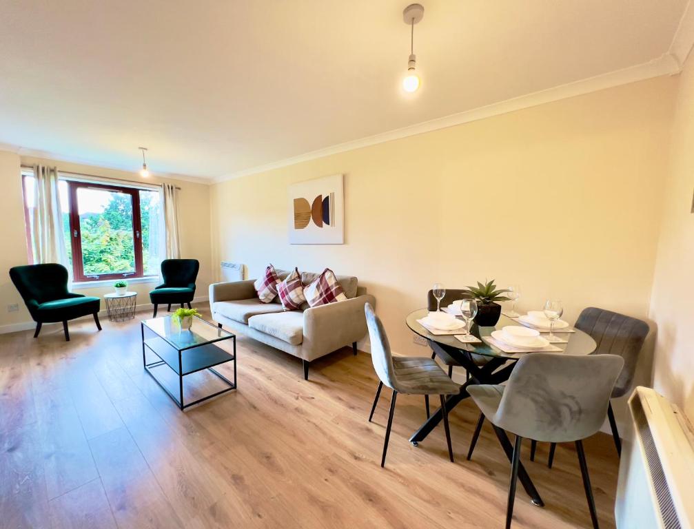 Garden-View 2BR Apartment - Free Parking & WiFi - 4