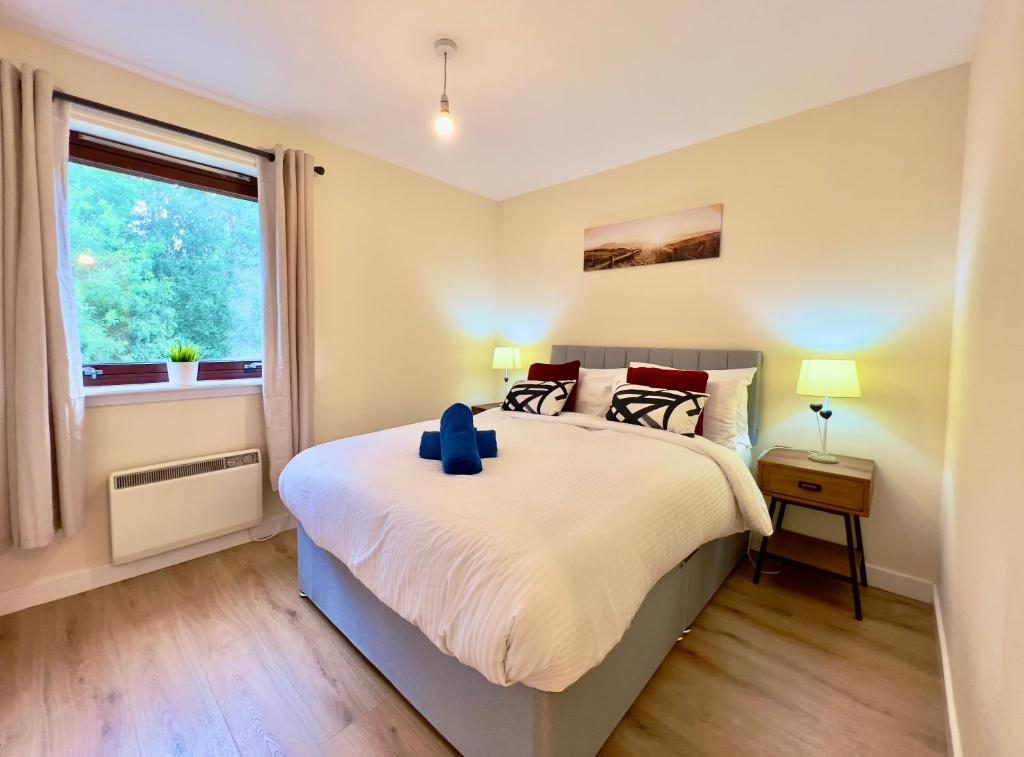 Garden-View 2BR Apartment - Free Parking & WiFi - 7