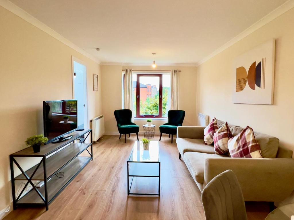 Garden-View 2BR Apartment - Free Parking & WiFi - 38