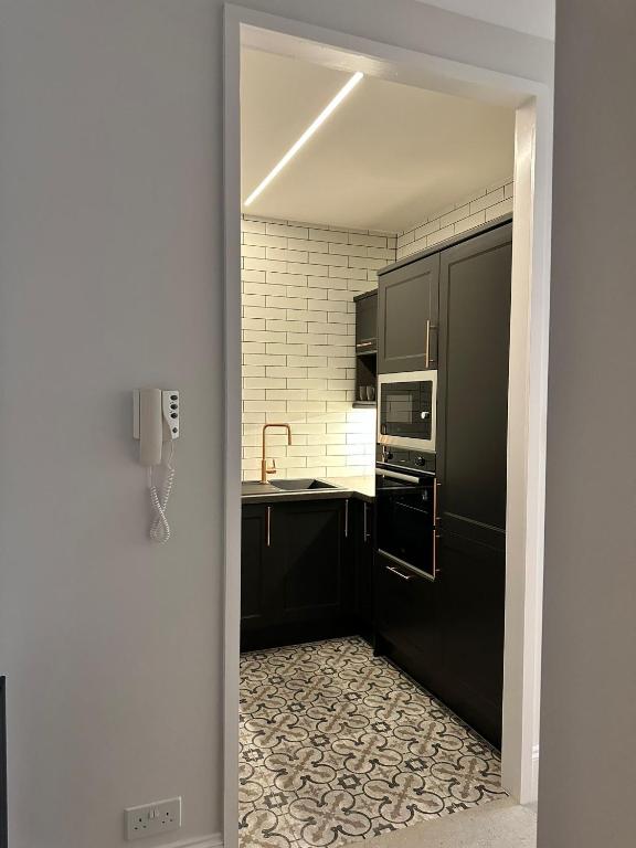 Glasgow West End Tenement Apartment - 22