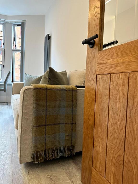 Glasgow West End Tenement Apartment - 21