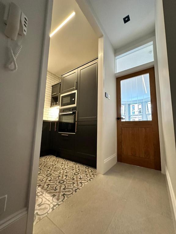 Glasgow West End Tenement Apartment - 41