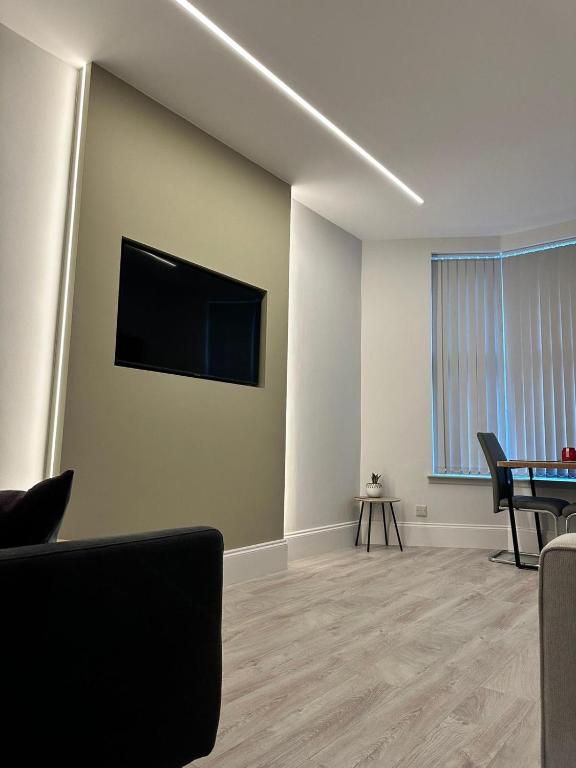 Glasgow West End Tenement Apartment - 34