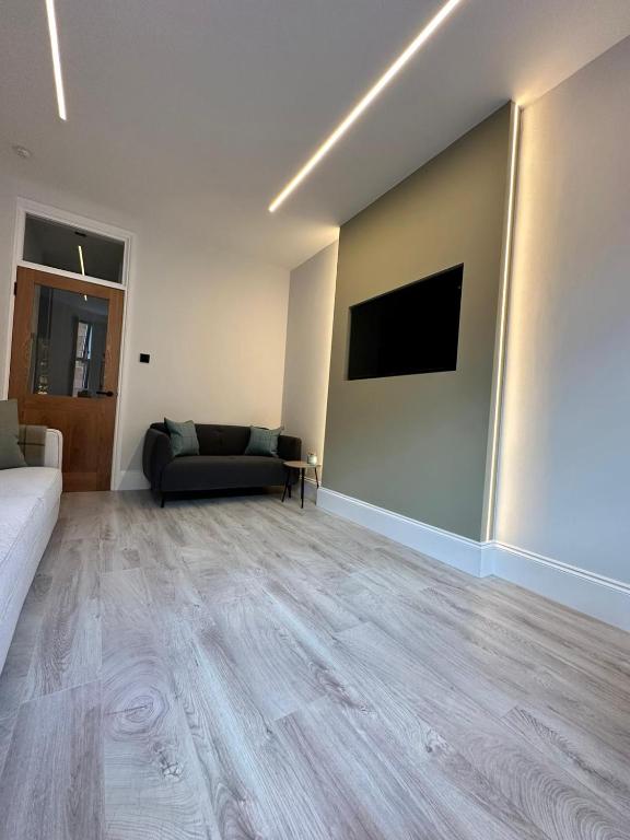 Glasgow West End Tenement Apartment - 13